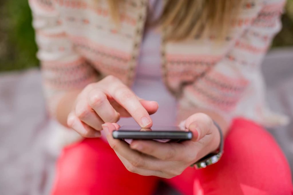 uma mulher mexendo no celular para simbolizar automação para instagram
