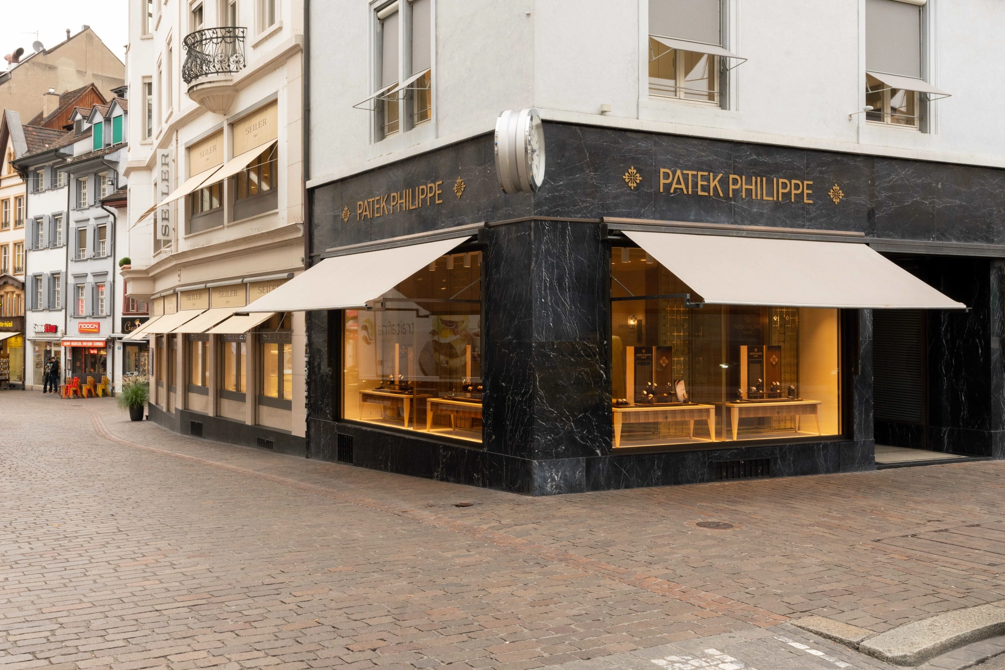 2606_Patek_Lounge_frontal