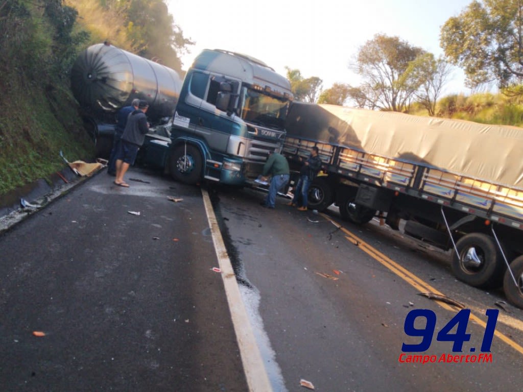 Cantagalo: Engavetamento envolvendo trÃªs veÃ­culos de passeio e dois caminhÃµes interdita a BR 277