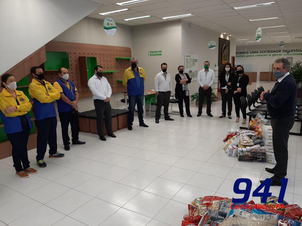 Lions Clube e Sicredi Grandes Lagos entregam alimentos para o Dia C