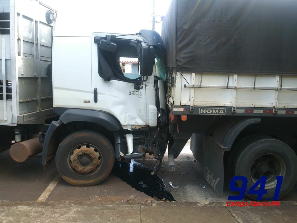 Laranjeiras: Acidente envolvendo 3 caminhÃµes aconteceu no cruzamento das ruas  Tiradentes e Santana