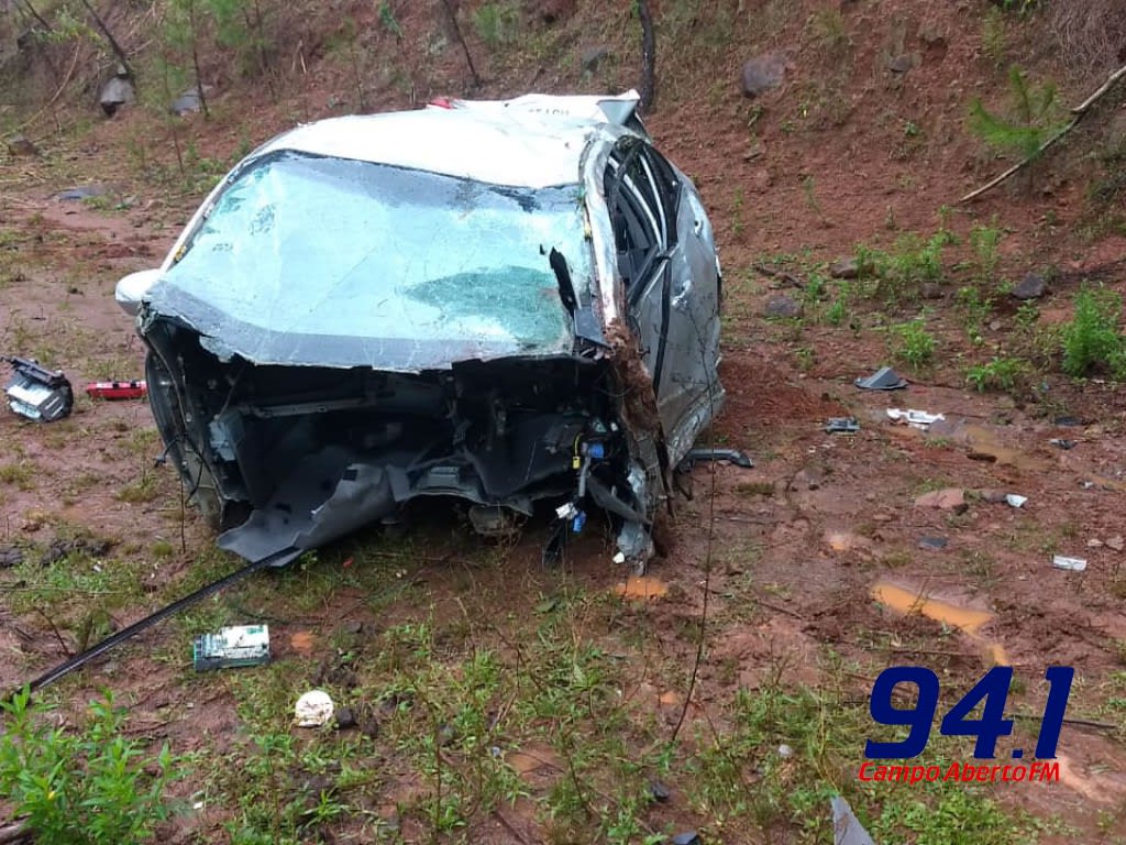 Laranjeiras: VeÃ­culo se parte ao meio apÃ³s colidir em Ã¡rvore na PR 158 prÃ³ximo a Pesca da Ilha