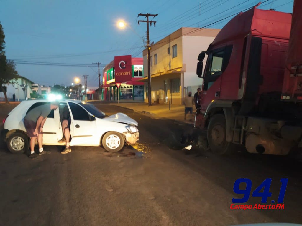 Laranjeiras: VeÃ­culo Celta bate em carreta parada no centro