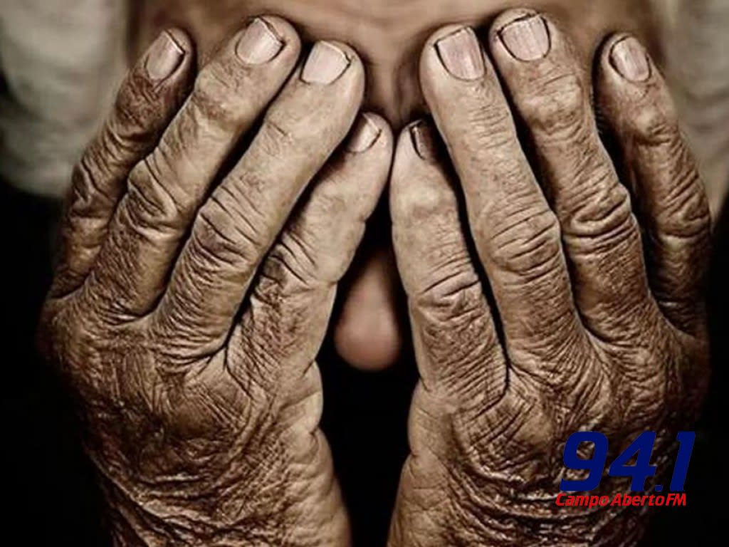 Idosa desnutrida e trancada em quarto sujo Ã© resgatada em Foz do IguaÃ§u; filha Ã© presa