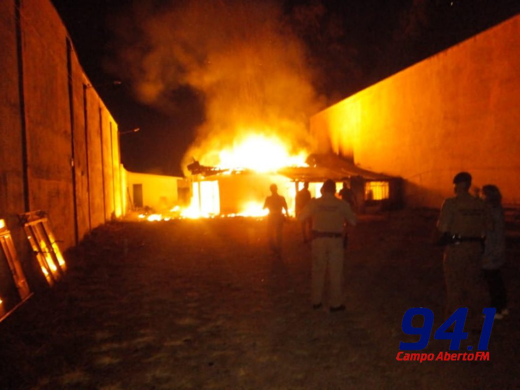 Homem joga gasolina na ex-mulher e ateia fogo em casa com filhos dentro em Curitiba