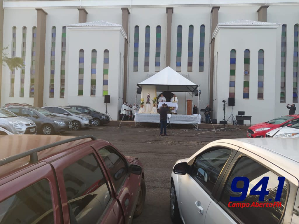 Missa dos AvÃ³s com pÃ¡tio da Matriz SantAna lotado na manhÃ£ deste domingo