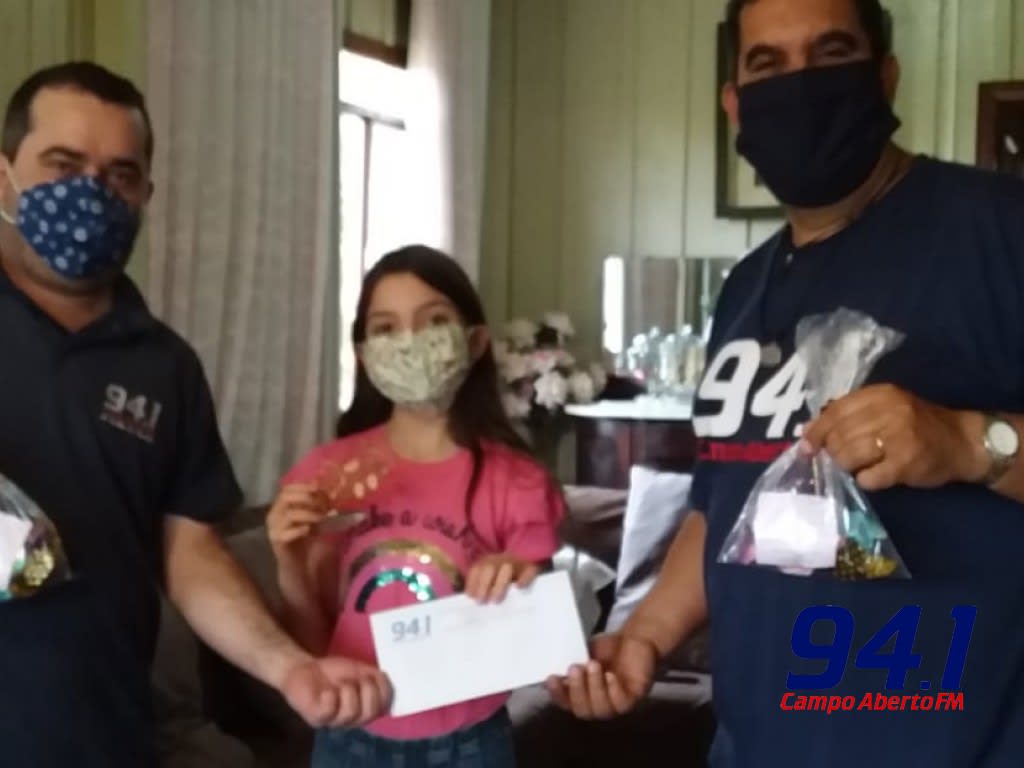 ComissÃ£o organizadora do Santana Fest entrega em casa a premiaÃ§Ã£o da categoria Infantil