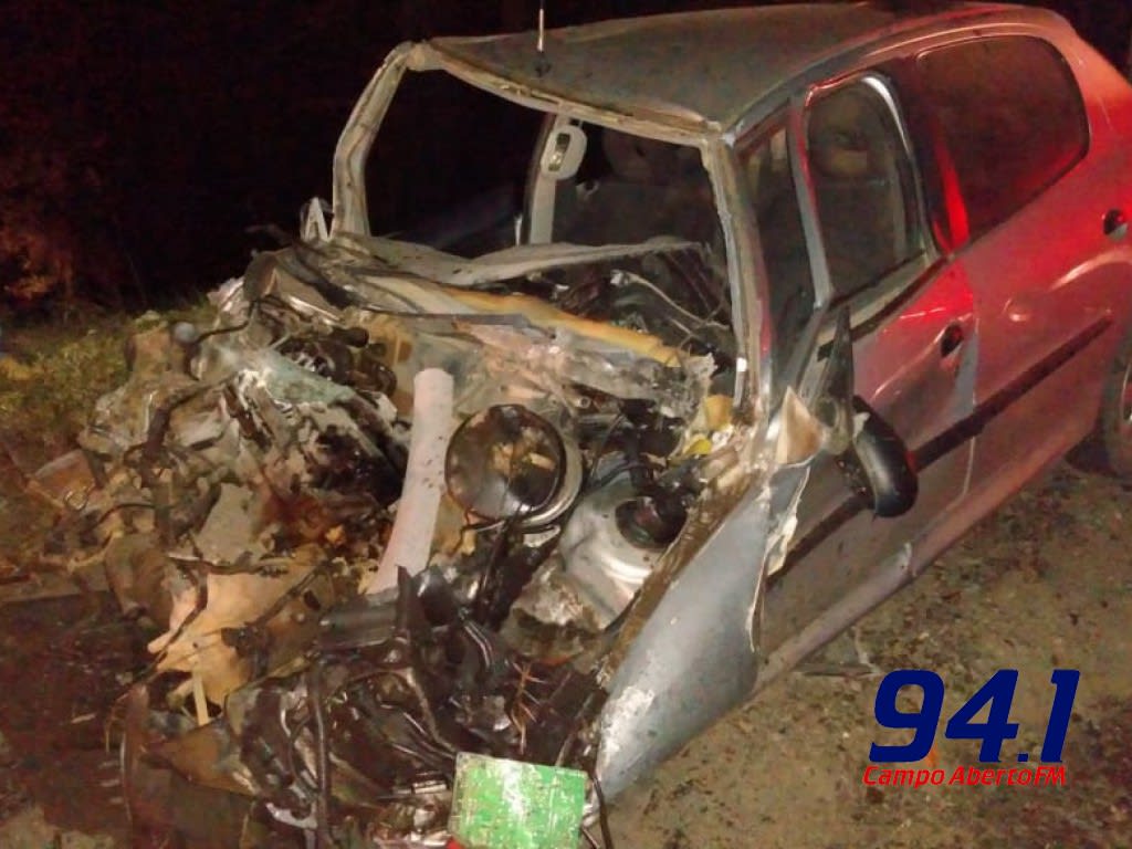 Carro e caminhÃ£o batem de frente e motorista morre no ParanÃ¡
