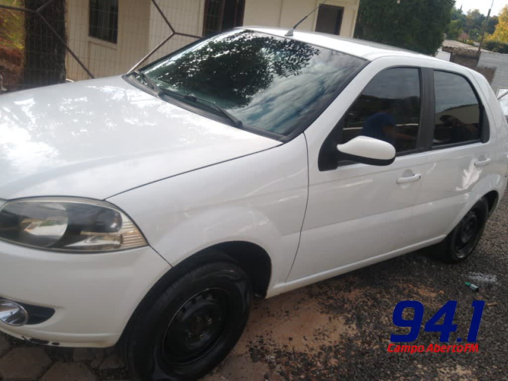 Laranjeiras: Homem Ã© assaltado por 3 ladrÃµes armados na PraÃ§a do CinquentenÃ¡rio e tem seu Fiat/Palio roubado