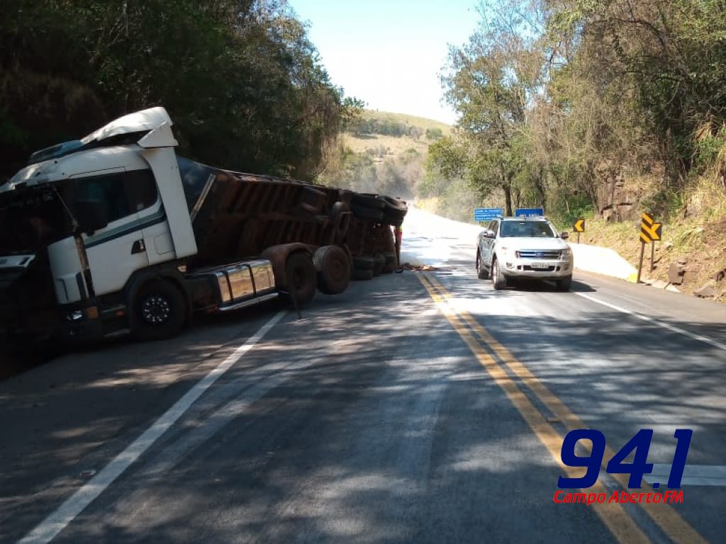 BR 277 - Acidente com carreta carregada de adubo Ã© registrado em Nova Laranjeiras