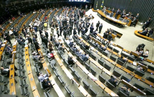 Deputados querem afrouxar a lei contra improbidade