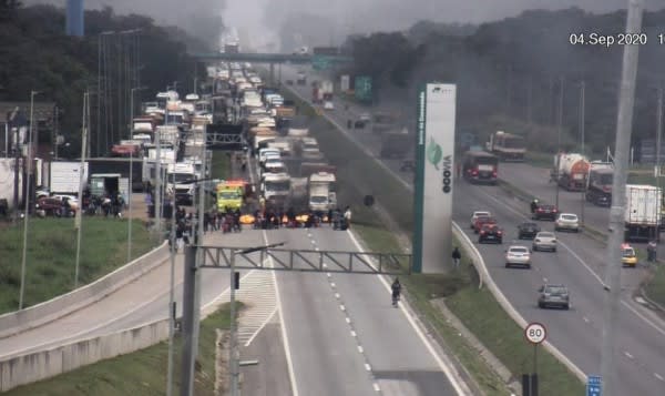 Estrada para as praias do ParanÃ¡ Ã© bloqueada por manifestaÃ§Ã£o