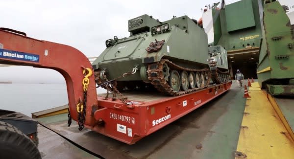 Operação especial recebe tanques blindados dos EUA no Porto de Paranaguá