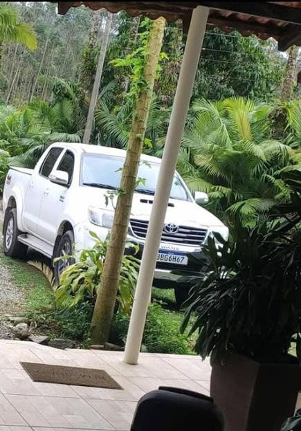 Hilux tomada em assalto na sexta-feira (11) foi encontrada abandonada no Herval Grande