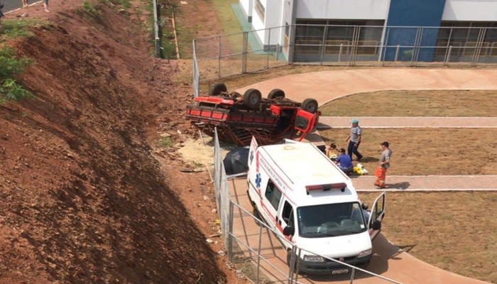 Cantagalo: Caminhoneta tomba e cai dentro de pátio de creche