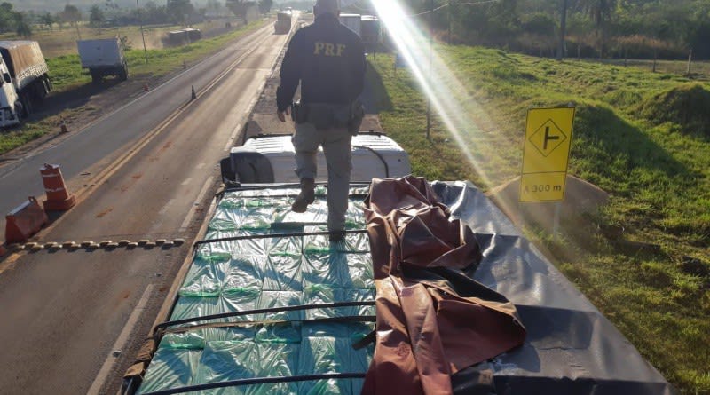 PRF recupera carreta carregada com mais de R$2 milhÃµes em cigarro no ParanÃ¡