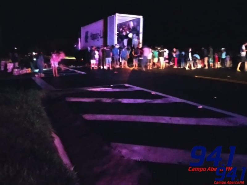 N. Laranjeiras: Carreta carregada com frangos Ã© saqueada na BR 277