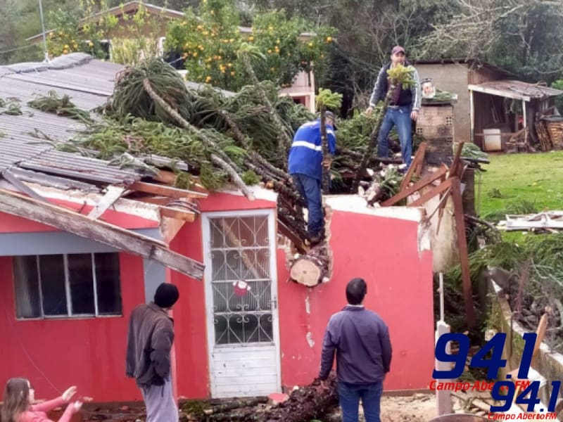 Com ventos de atÃ© 118 km/h, tempestade danificou 385 casas e afetou 1870 pessoas no PR