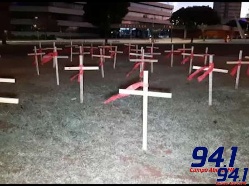 Cascavel amanhece com 54 cruzes em gramado, homenagem aos mortos pelo coronavÃ­rus