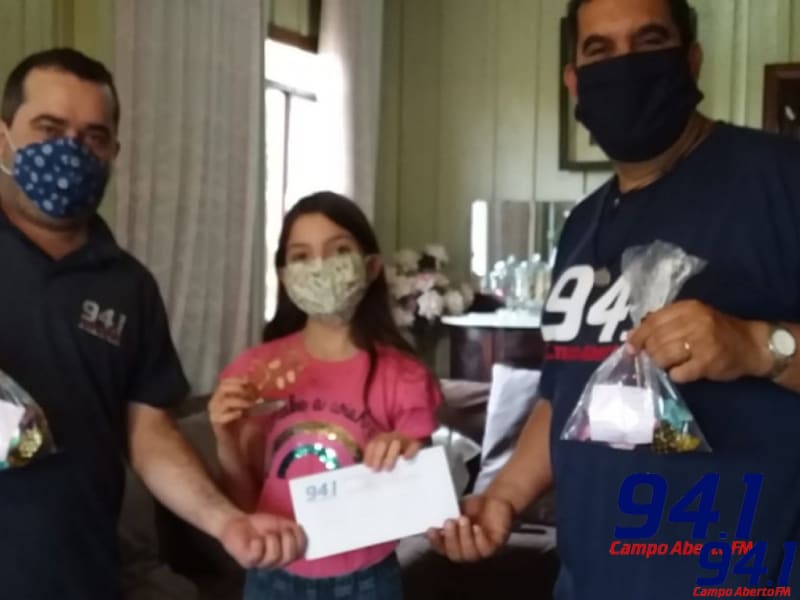 ComissÃ£o organizadora do Santana Fest entrega em casa a premiaÃ§Ã£o da categoria Infantil