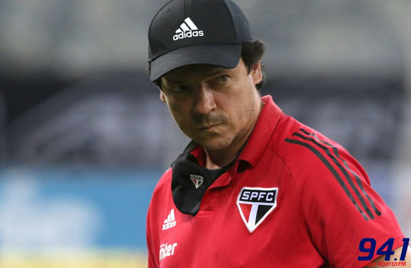 Fernando Diniz critica uso do VAR após derrota: 'Em muitas ocasiões equivocado'