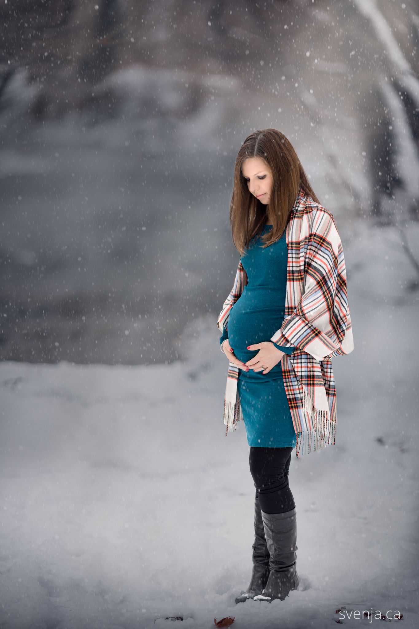 maternity photo in the snowy forest