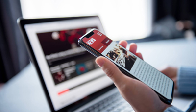 a phone in a hand showing a News headline