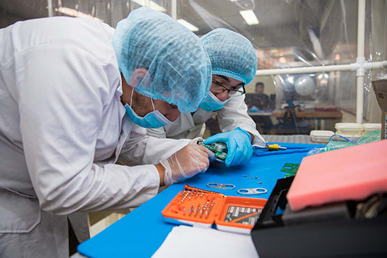 Estudiantes trabajando en megaproyectos