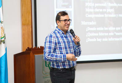 Francisco Páez de visita por la Universidad del Valle de Guatemala