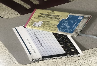 Estudiantes experimentan con libros artesanales