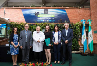 Entrega de beca a la Excelencia Dr. Carlos Paiz Andrade