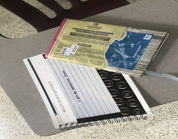 Estudiantes experimentan con libros artesanales