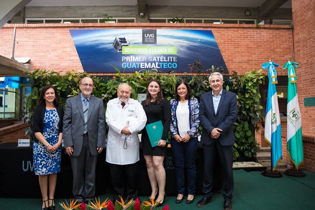 Entrega de beca a la Excelencia Dr. Carlos Paiz Andrade