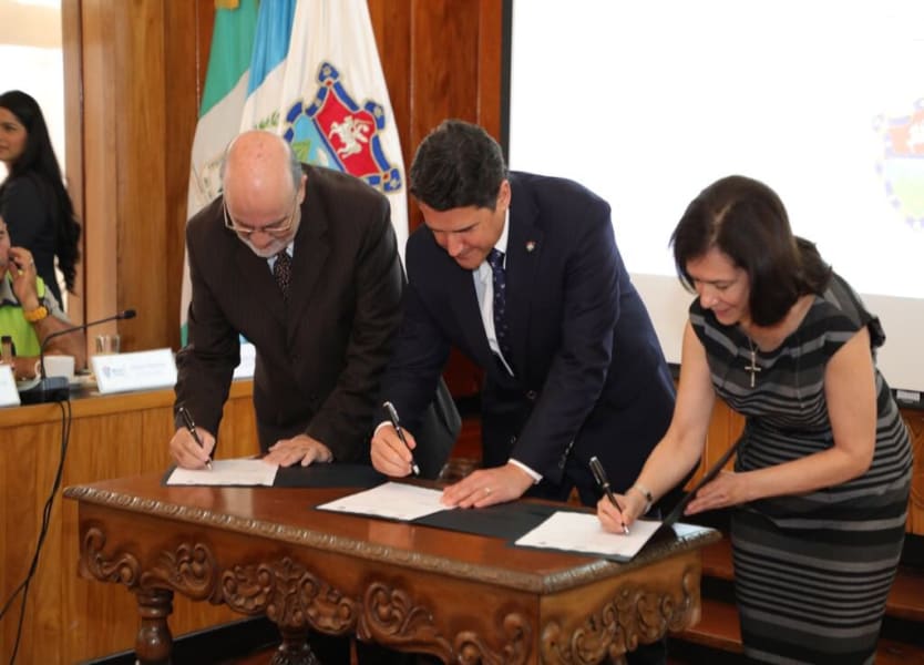 UVG firma convenio con Municipalidad de Guatemala