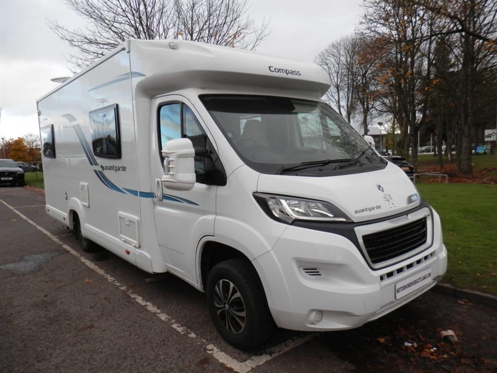 2019 Compass Avantgarde White