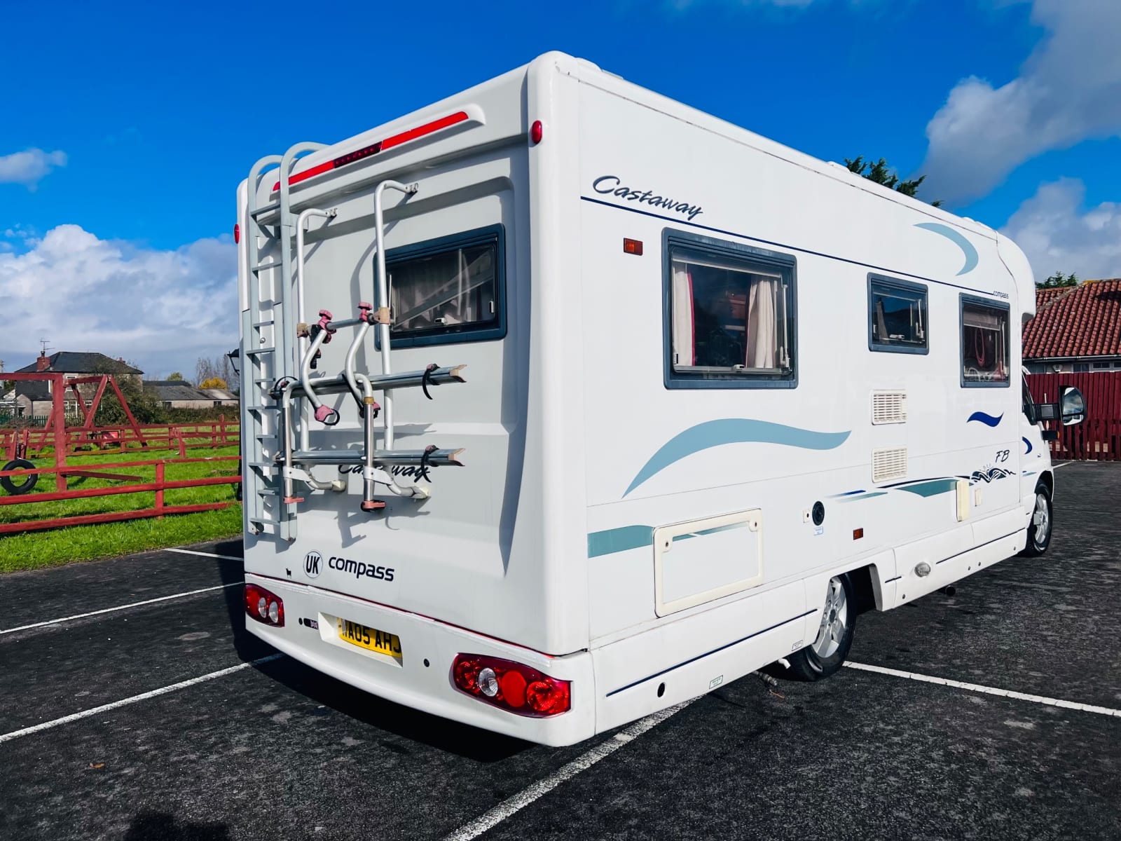 2005 Compass Calypso White