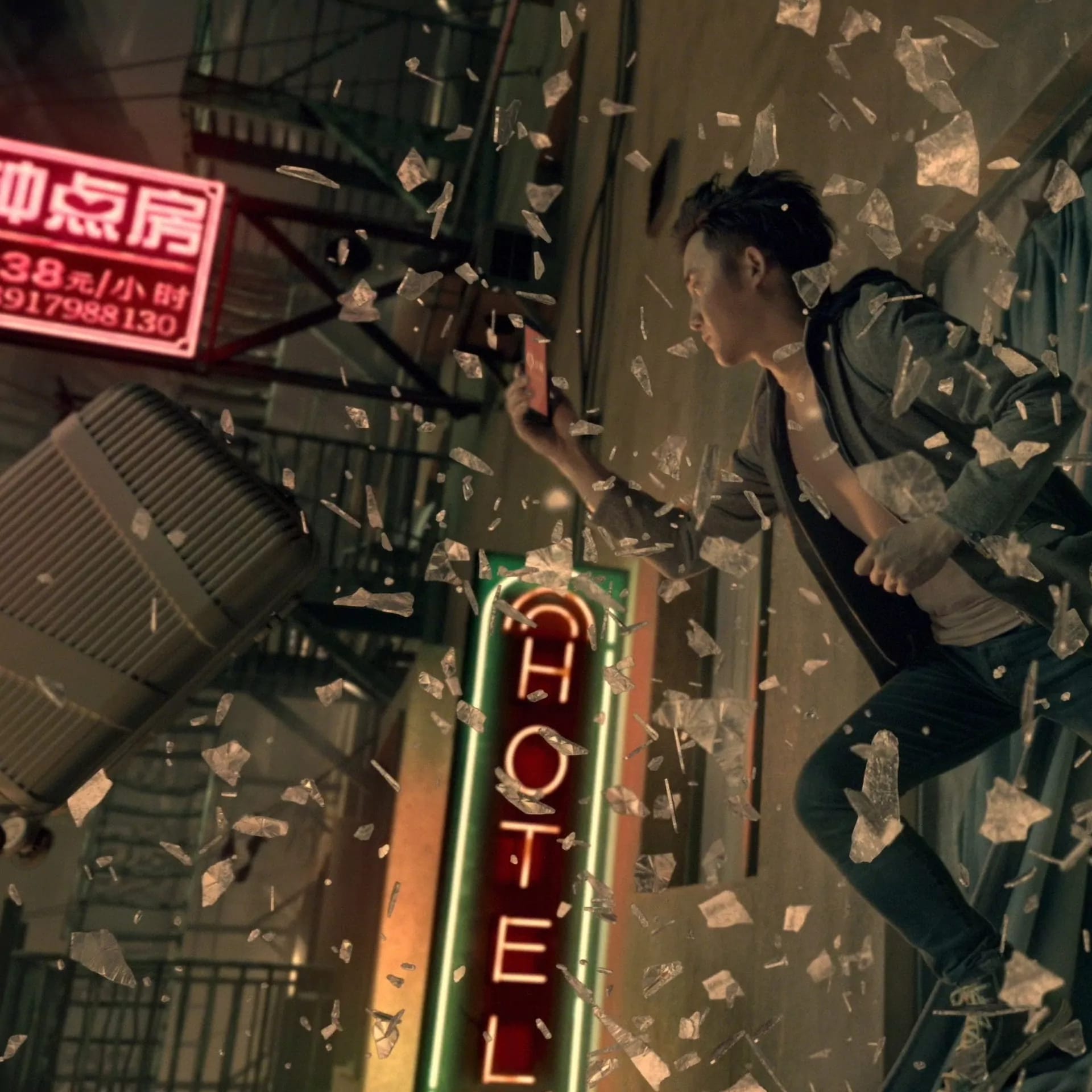 Mann springt aus dem Fenster