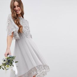 Maya Tall - Midi-Brautjungfernkleid mit Pailletten-Cape und nach hinten abfallendem Saum - Grau