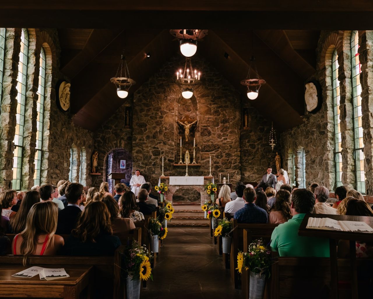 josh-applegate-ToKSfdmznKg-unsplash trouwen in de kerk