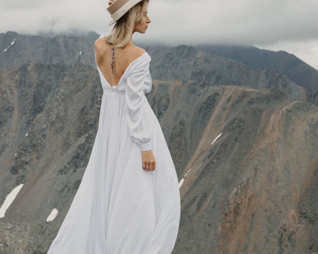 pexels-dmitriy-ganin-7537818 (1) perfecte-bruidsjurk-kiezen-boho