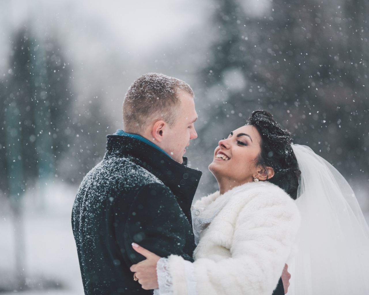 Bride and groom walking in the city winter-bruiloft-bruidspaar-in-sneeuw