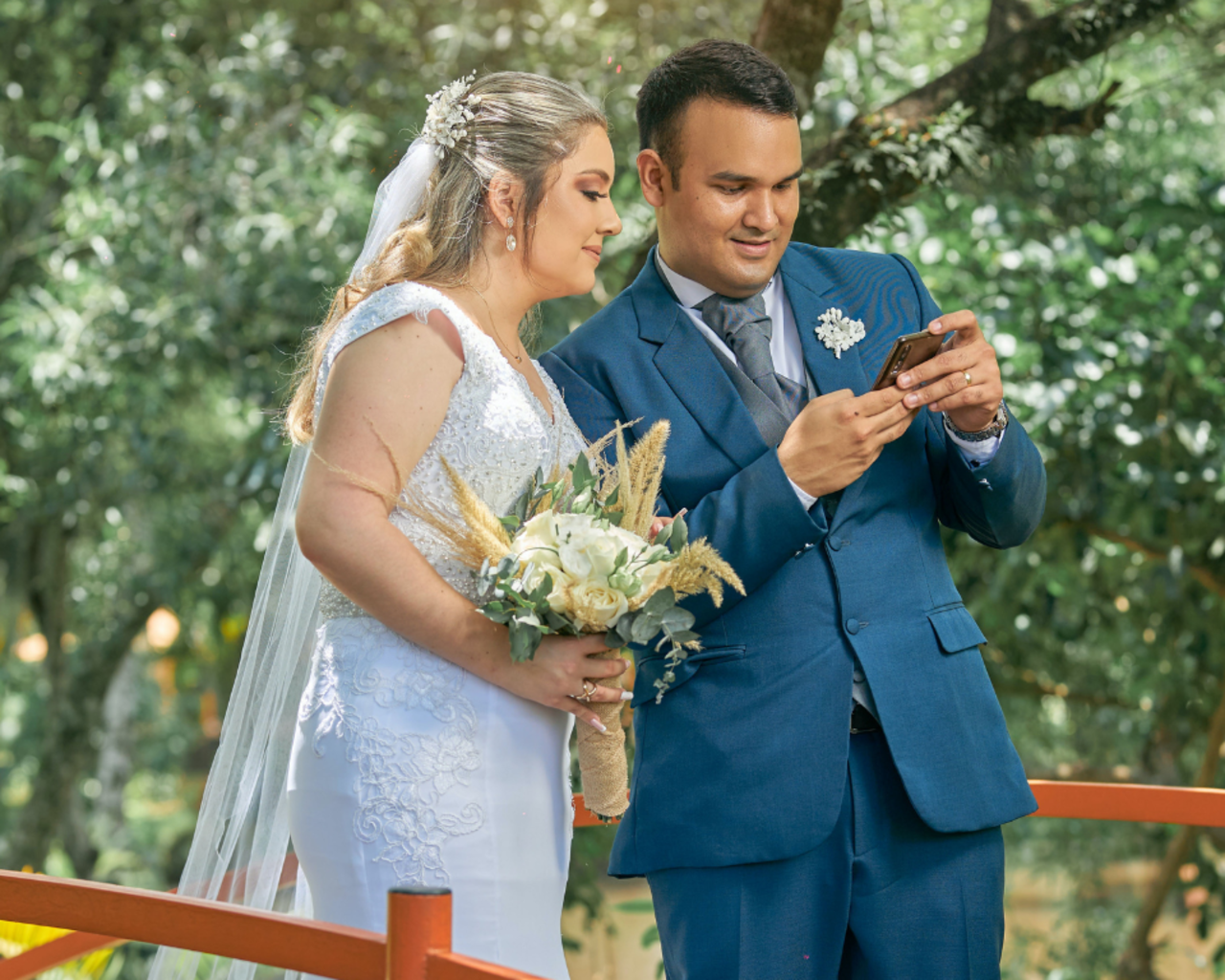 bruid-en-bruidegom-met-telefoon-unplugged-wedding