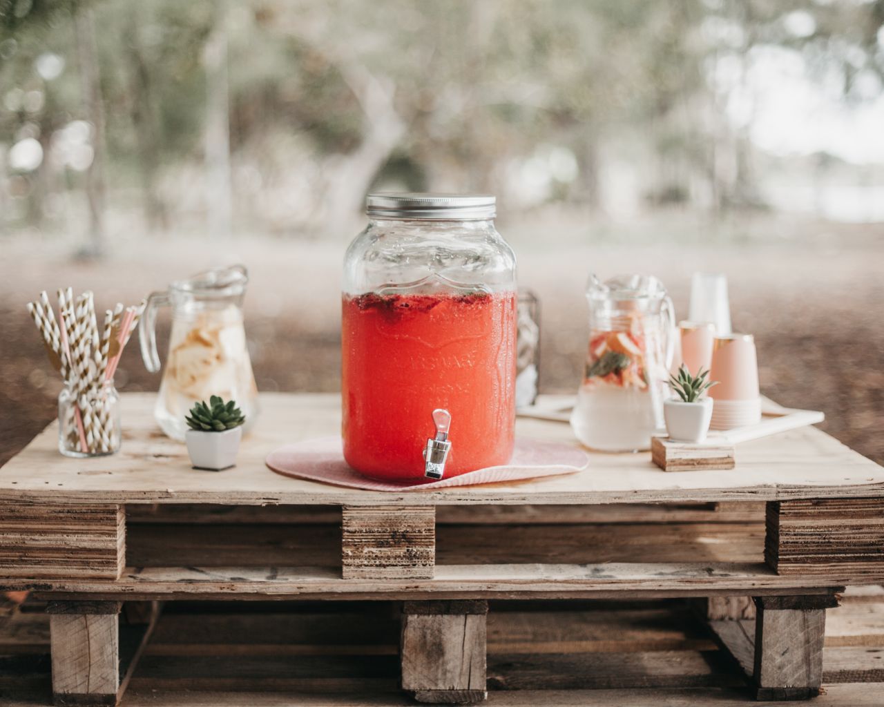 candice-picard-BqRWoyBi9CI-unsplash water-dispenser-bruiloft