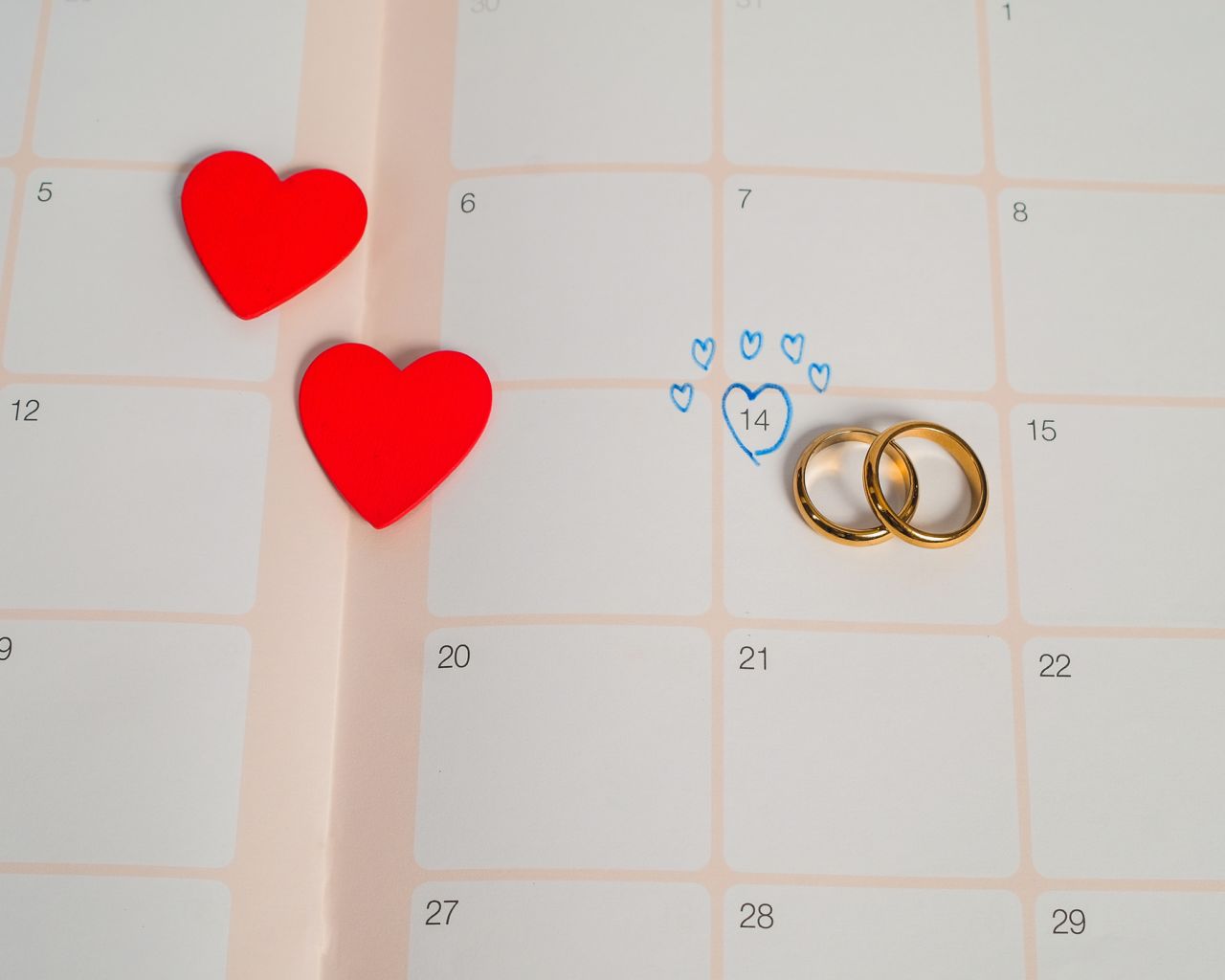 Word Wedding to Reminder Wedding day with Wedding ring on calendar planning and office tool. populairste-trouwdatum-2024