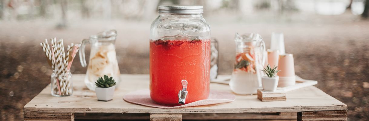 candice-picard-BqRWoyBi9CI-unsplash water-dispenser-bruiloft