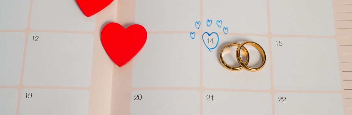 Word Wedding to Reminder Wedding day with Wedding ring on calendar planning and office tool. populairste-trouwdatum-2024