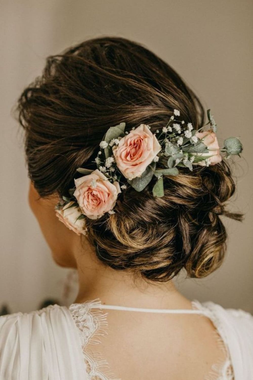 blonde-bruidskapsels-opgestoken-knot-met-bloemen