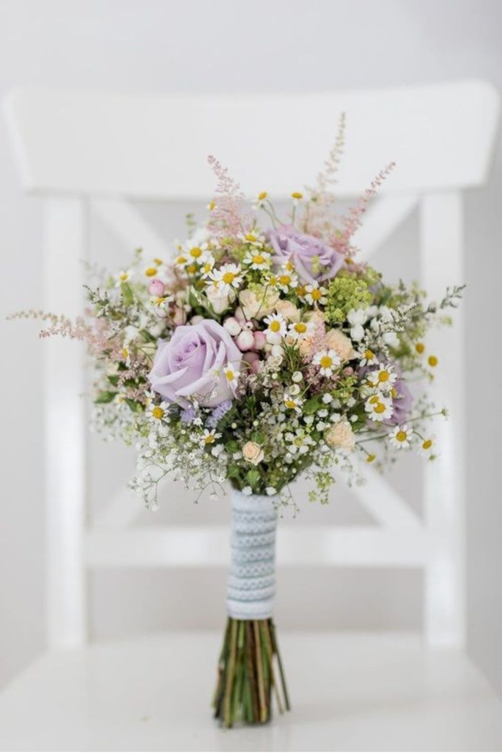 trouwboeket-veldbloemen-zachte-kleuren