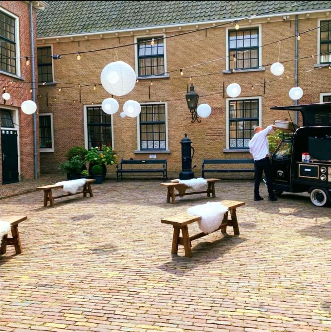 binnenplaats-kasteel-woerden-coffeetruck-lampionnen