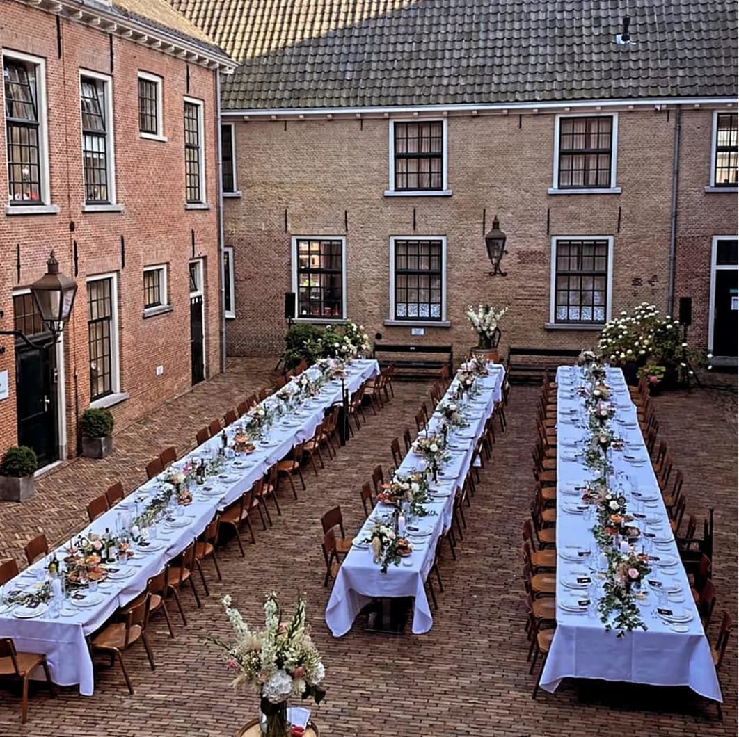 lange-tafels-voor-diner-binnenplaats-kasteel-woerden
